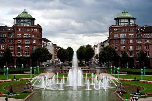 Appartement 1a 3 Comfortable Room, Private Calm Apartment, Next To Center, Inclusive Private Car Park, Full Equipped Kitchen, 100mbps Wifi, One Minute To Tram Station, Smart Tv, Etc! Whatsapp Support, No Additional Costs! Mannheim