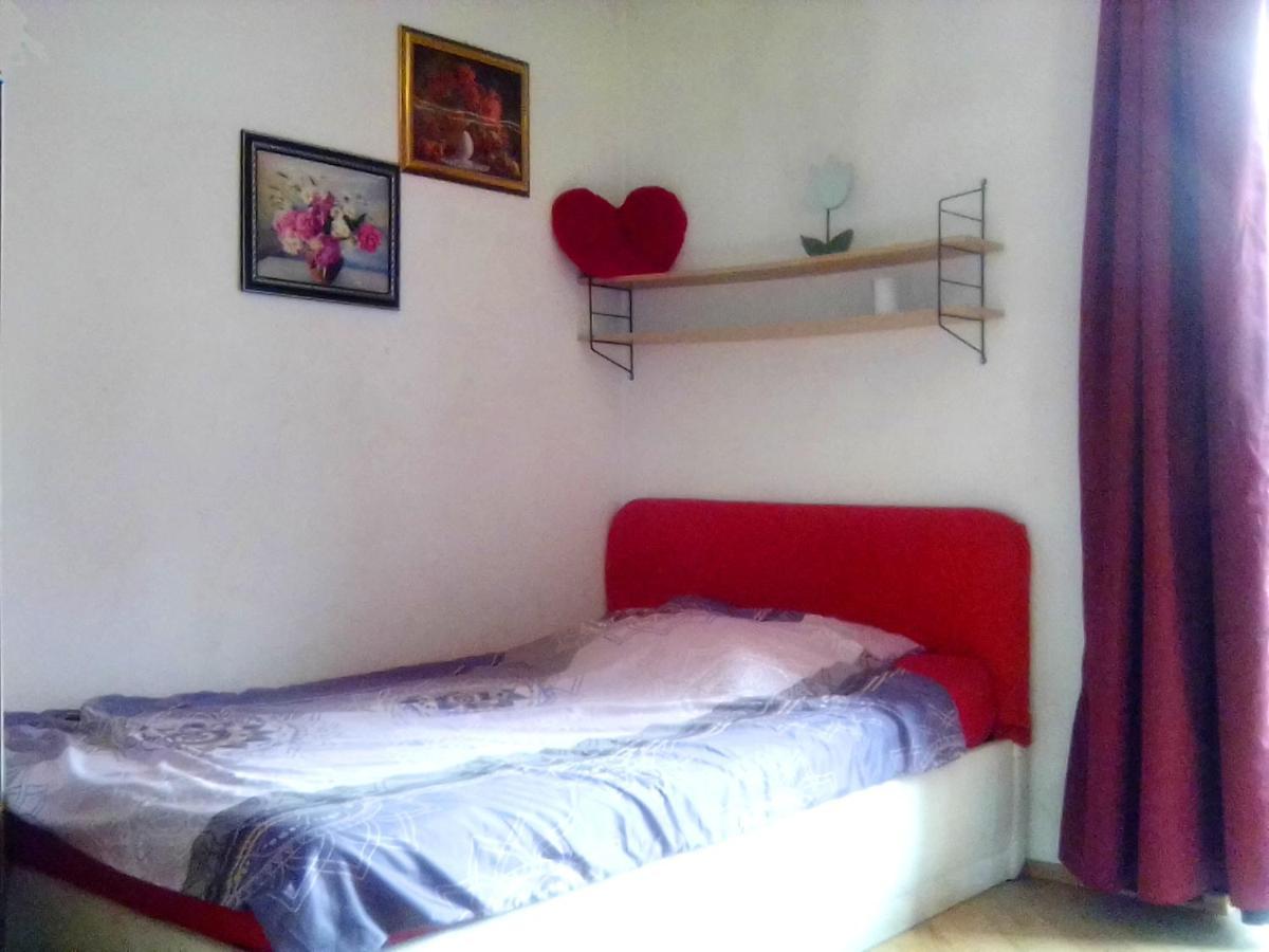 1a 3 Comfortable Room, Private Calm Apartment, Next To Center, Inclusive Private Car Park, Full Equipped Kitchen, 100mbps Wifi, One Minute To Tram Station, Smart Tv, Etc! Whatsapp Support, No Additional Costs! *