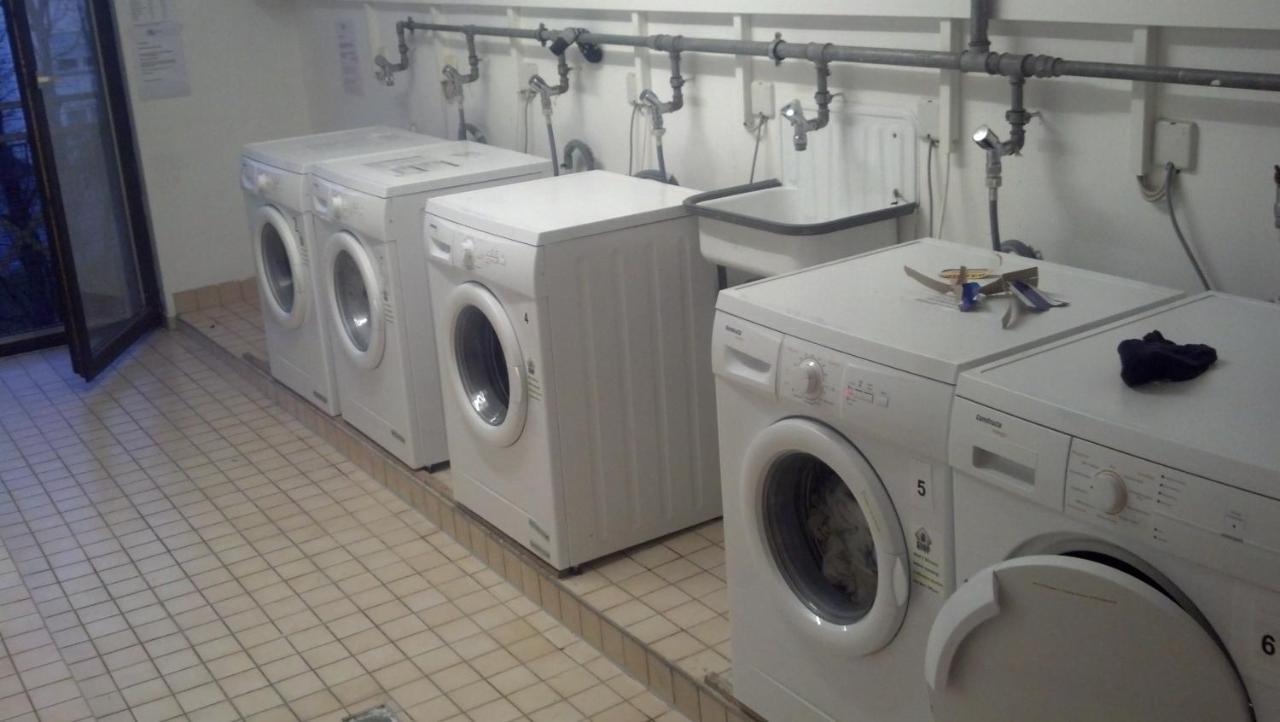Appartement 1a 3 Comfortable Room, Private Calm Apartment, Next To Center, Inclusive Private Car Park, Full Equipped Kitchen, 100mbps Wifi, One Minute To Tram Station, Smart Tv, Etc! Whatsapp Support, No Additional Costs! Mannheim